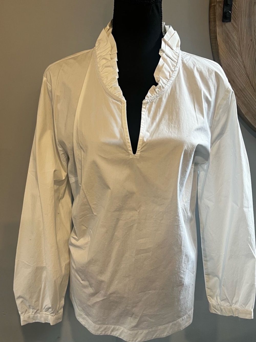 White Vineyard Vines Ruffle VNeck blouse NWT